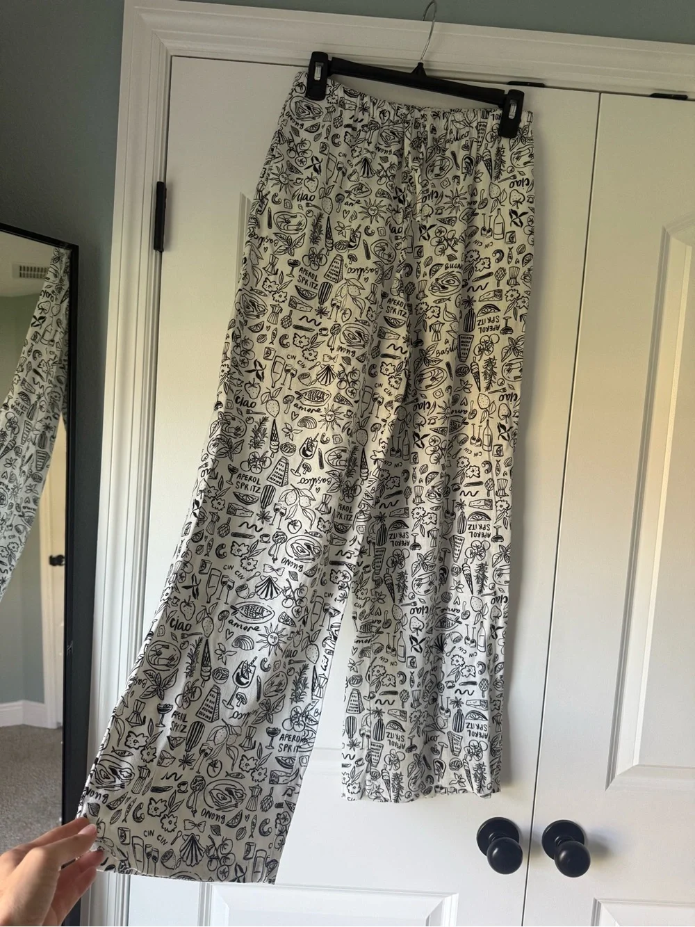 Wide-Leg Printed Travel Pants in Black & White - Picture 5 of 7